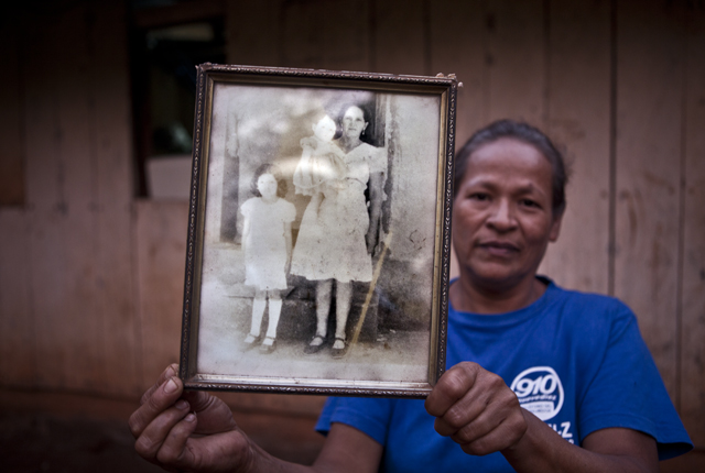 Míriam Núñez, esposa de Orlando Márquez, muestra un retrato de su suegra Agustina y su cuñadas Edith y Yesenia, fallecidas en la masacre del caserío El Mozote.