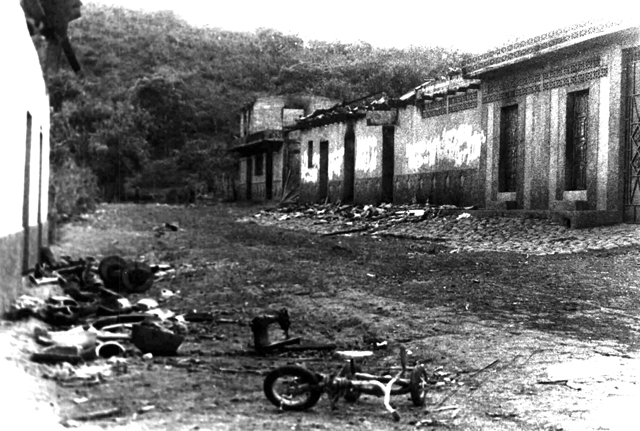 Una calle de El Mozote después de la incursión militar que ejecutó la masacre en 1982 / Foto por cortesía de Museo de la Palabra y la Imagen.﻿" /></div><div class=