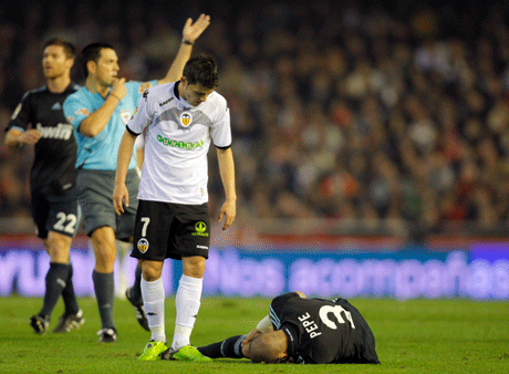 El zaguero portugués Pepe del Real Madrid se duele en el césped de una lesión sufrida en el encuentro del sábado 12 de diciembre del 2009 con el Valencia.