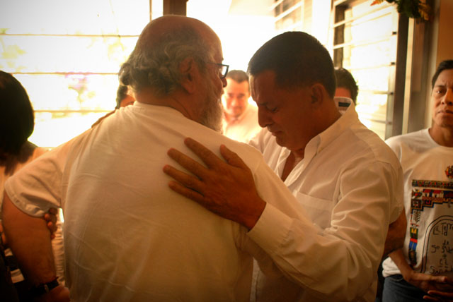 Carlos Rivera, artesano de La Palma y alumno de Fernando Llort desde 1970, llora al abrazar a su maestro al terminar la conferencia de prensa luego de la destrucción del mural de catedral en diciembre de 2011. / Foto de Mauro Arias