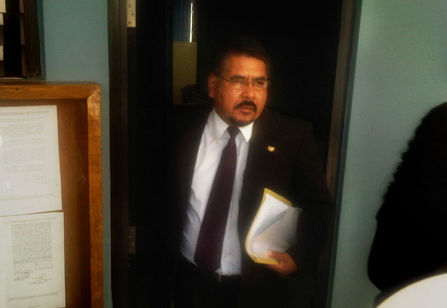 Jorge Meléndez, excomandante guerrillero y actual director de protección civil, sale del juzgado.