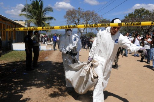Víctimas del incendio son trasladadas por personal de medicina legal hondureña. Foto AFP