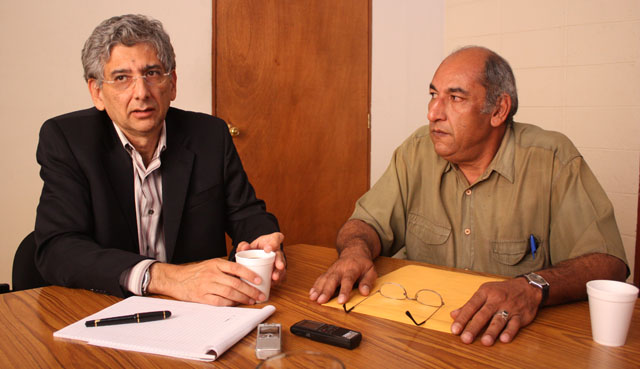 Róger Lindo, a la derecha, director de la DPI, junto a Pablo Menacho el 6 de enero de 2012. Foto El Faro