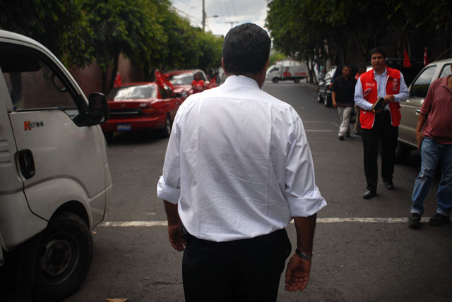 El candidato Jorge Schafik se retira después de una repartición de víveres. Foto Mauro Arias﻿