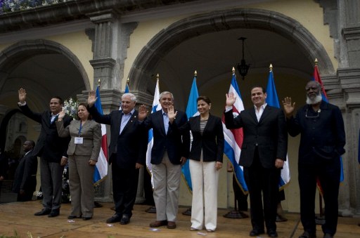 El embajador de República Dominicana en Guatemala, Rene Santana; la embajadora salvadoreña en Guatemala Claudia Conjura; el presidente panameño President Ricardo Martinelli; el presidente guatemalteco Otto Perez Molina; la presidenta cotarricense Laura Chincilla; el vicepresidente hondureño Samuel Reyes y el canciller beliceño Wilfred Elrington durante una foto oficial del encuentro de presidentes de América Central en Antigua Guatemala. Foto AFP