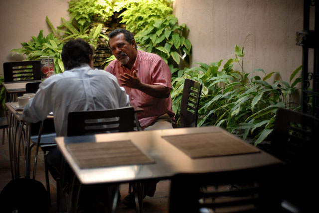 Raúl Mijango entrevistado en un café de San Salvador. Foto Mauro Arias