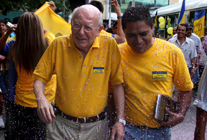 Héctor Dada es celebrado después de ganar internas de su partido el 31 de agosto 2008. Foto El Faro﻿" /></div> <figcaption class=