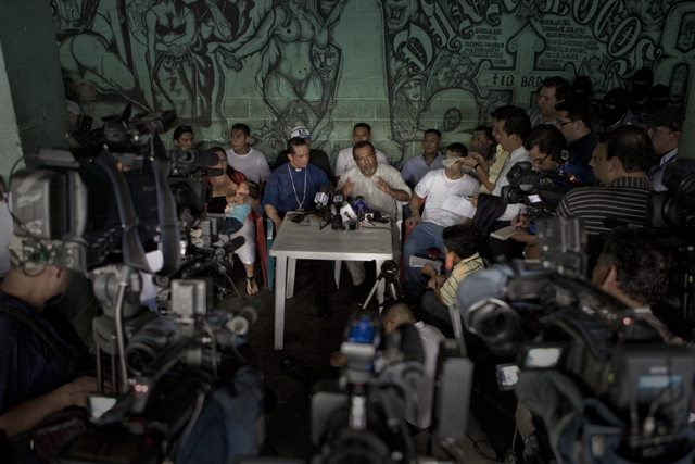 Monseñor Fabio Colindres y Raúl Mijango hablaron ante los medios tras el comunicado.