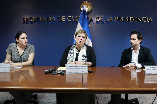 Magdalena Granadino, al centro, en conferencia de prensa, flanqueada a la izquierda por Vanessa Ruiz﻿, directora nacional de Formación en Artes, y a la derecha por Alejo Campos, director adjunto ad honorem del Sistema de coros y orquestas juveniles.