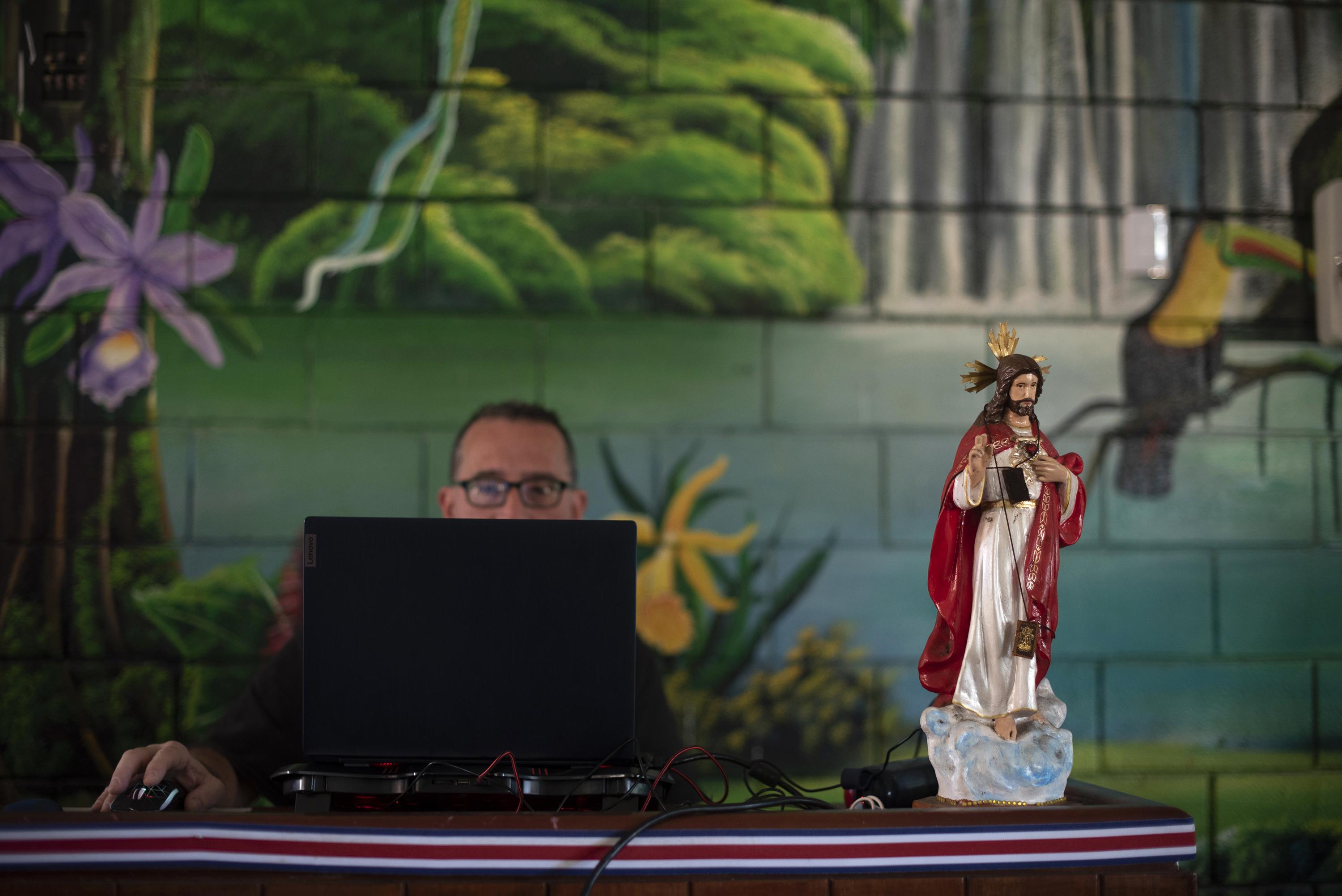 En la escuela pública Costa Rica, cerca de la capital, un funcionario intentaba conectar la computadora a la transmisión del partido cuando aún los locales tenían fe en un 'milagro' para su selección en Qatar 2022.