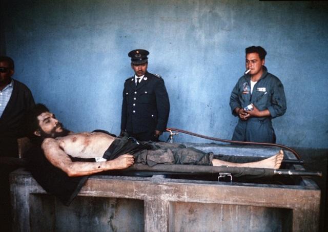 Esta fotografía de Ernesto 'Che' Guevara fue tomada el 10 de octubre de 1967 por el fotógrafo de la agencia AFP Marc Hutten. Ocho imágenes inéditas tomadas por la misma persona han aparecido en un pequeño pueblo español llamado Ricla. Foto Marc Hutten (AFP). 