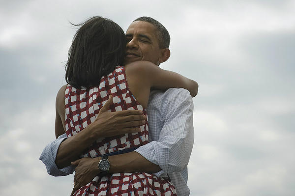 Esta imagen fue distribuida por la cuenta de twitter del presidente Obama con la frase ''Four more years'' (Cuatro años más), poco antes de que se confirmara su victoria. La imagen se convirtió en el mensaje de twitter más reproducido de la historia con 490 mil RT