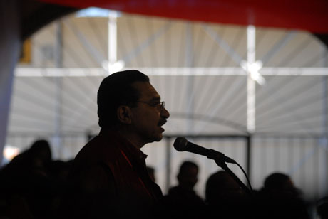 Medardo Gonz&aacute;lez durante la 25 convenci&oacute;n del FMLN en diciembre de 2009. Foto Mauro Arias