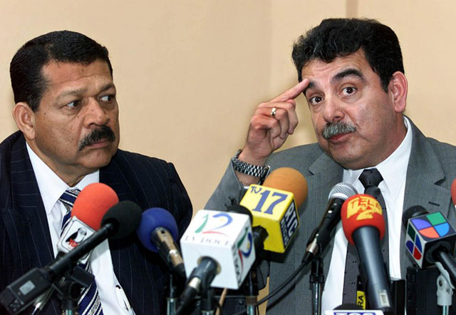Inocente Orlando Montano, a la izquierda, y Rene Emilio Ponce en conferencia de prensa el 14 de diciembre de 2000 en San Salvador. Declararon no haber participado en el asesinato de los padres jesuitas en 1989. Foto AFP