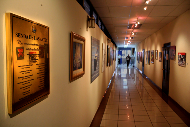 Pasillo en Palacio Legislativo denominado en 2012 'Senda de las Artes'. Artistas pueden mostrar y vender temporalmente sus obras, como El Grupo Quinamitzin, cuya muestra finaliza el 22 de febrero. Estas obras fueron presentadas erróneamente por otros medios como parte de la compra de la Asamblea Legislativa.