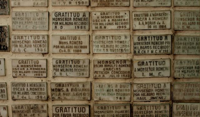 Placas con inscripciones de agradecimiento por milagros concedidos, ubicadas en la entrada de la casa que Monseñor Romero ﻿tenía en el hospitalito Divina Providencia de San Salvador, hoy convertida en un pequeño museo. Foto Roberto Valencia.