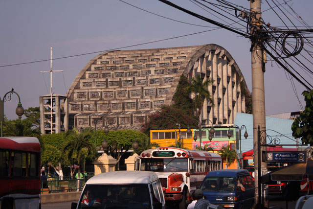 La Iglesia El Rosario﻿ pasa sus días rodeada por el ruido y los gases del tráfico de la 6a. avenida aur y de la 4a. calle oriente﻿ del centro de San Salvador, frente a la Plaza Libertad. / Foto de José Carlos Reyes.