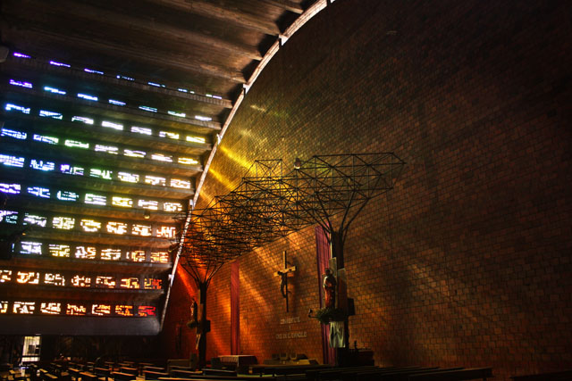 El interior de la Iglesia El Rosario replanteaba la relación espacial entre los fieles y la curia, no tiene nada en común con los templos católicos de mitad del siglo XX. / Foto de José Carlos Reyes.