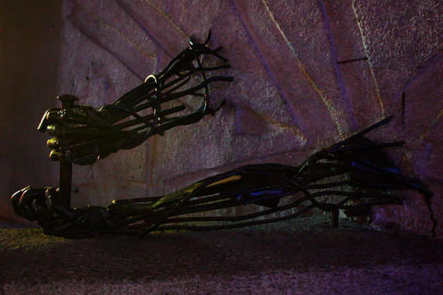 Detalle de la décimo primera estación del Vía Crucis de Rubén Martínez, 'Jesús es clavado en la cruz'. En conjunto esta es una obra de arte en sí misma, conmovedora y exquisita. / Foto de José Carlos Reyes.