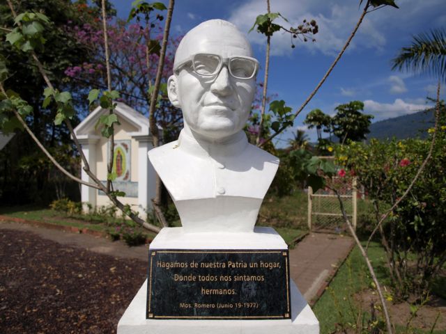 Busto de Monseñor Romero ubicado en el hogar de niños Divina Providencia, en Santa Tecla. Foto Roberto Valencia.