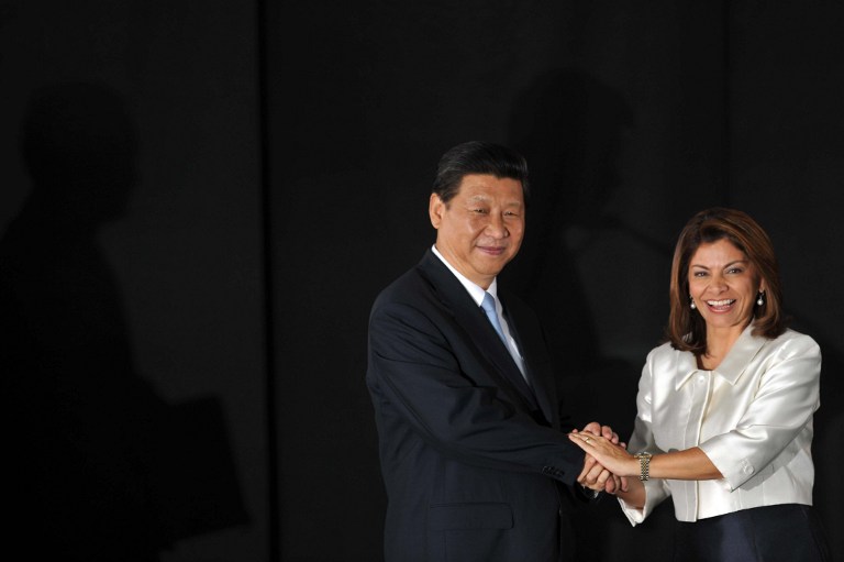 El presidente de la República Popular China, Xi Jinping, y la presidenta de Costa Rica, Laura Chinchilla, durante una reunión en la Casa Presidencial, en San José. Foto Héctor Retamal (AFP).