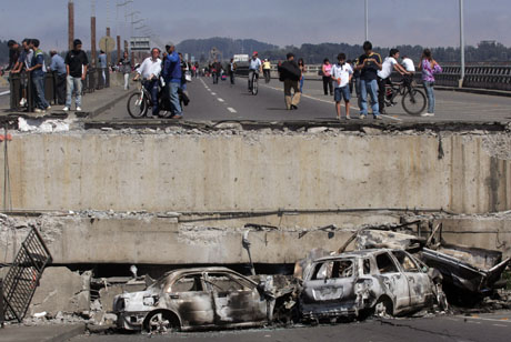 Residentes observan una carretera destru&iacute;da en Concepci&oacute;n, Chile. El epicentro se ubic&oacute; a 115 kil&oacute;metros de Concepci&oacute;n,  la segunda ciudad m&aacute;s grande del pa&iacute;s. Foto Ap