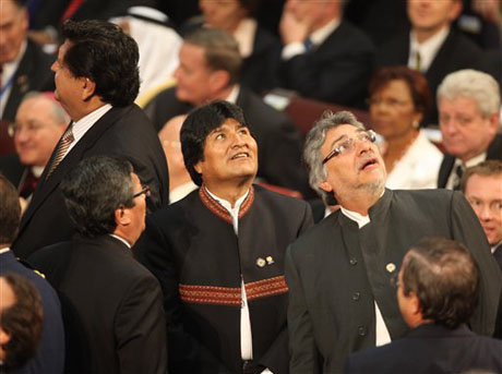 El presidente de Paraguay Fernando Lugo, derecha, y el mandatario boliviano Evo Morales, centro, miran hacia arriba durante el sismo ocurrido minutos antes de la juramentación de Sebastián Piñera como nuevo presidente de Chile. Foto Ap El presidente de Paraguay Fernando Lugo, derecha, y el mandatario boliviano Evo Morales, centro, miran hacia arriba durante el sismo ocurrido minutos antes de la juramentación de Sebastián Piñera como nuevo presidente de Chile. Foto Ap