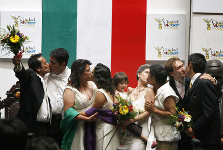 Parejas de gays se besan despu&eacute;s de casarse en el Antiguo Palacio del Ayuntamiento de la capital mexicana luego que la modificaci&oacute;n de las leyes permiten el matrimonio entre personas del mismo sexo. Foto Ap