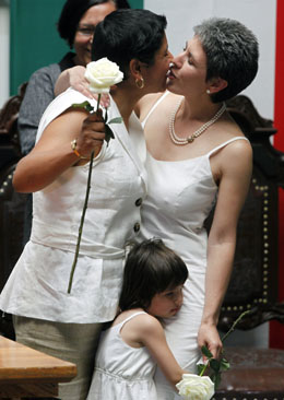 Emma Villanueva, a la izquierda, besa a Janice Alva, a quien abraza su hija Gala, despu&eacute;s de casarse en el Antiguo Palacio del Ayuntamiento de la capital mexicana. Foto Ap