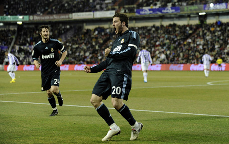 El argentino Gonzalo Higua&iacute;n, del Real Madrid, celebra uno de los tres goles que marc&oacute; contra el local Valladolid.