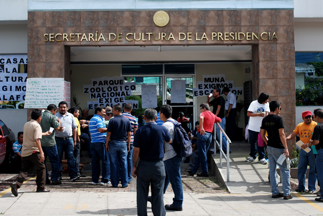 Trabajadores se tomaron la entrada del edificio en la urbanización Buenas Aires 2 al que Magdalena Granadino mudó su oficina y la de las direcciones nacionales en 2012, una medida que el Sitrasec denuncia como un innecesario despilfarro de recursos. / Foto de Fred Ramos (El Faro).