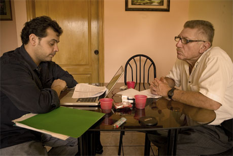 Carlos Dada, director de El Faro, durante una de las entrevista con el capitán Álvaro Rafael Saravia, acusado de participar en el asesinato de Monseñor Romero. Foto: Edu Ponces.