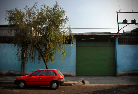 Fachada de dónde funcionaba el taller Voglione, en 1980. Entonces, ocupaba un local alquilado en la colonia La Rábida de San Salvador. Foto: Mauro Arias.