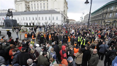 Cientos de polacos se reunen frente al Palacio Presidencial, en  Varsovia, para rendir homenaje al presidente Lech Kaczynski, quien murió  en un accidente aéreo. Foto AP