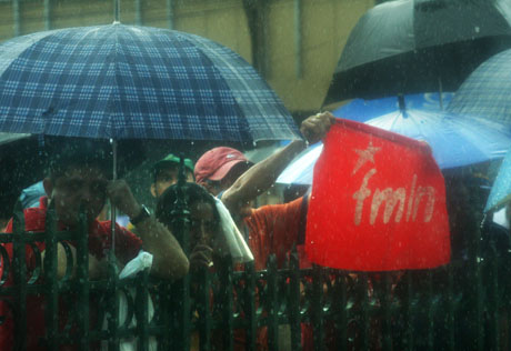 Efemelenistas escuchan bajo la tormenta el discurso de Salvador Sánchez Ceren al finalizar la marcha del Primero de Mayo en la plaza Gerardo Barrios. Foto Frederick Meza