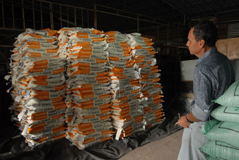 Paquetes de semilla de maíz son custodiadas por personal de CENTA en la Brigada de Seguridad Militar.