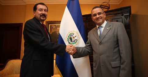 Miguel Men&eacute;ndez estrecha la mano de Mauricio Funes despu&eacute;s de su juramentaci&oacute;n como presidente del Centro de Ferias y Convenciones en 2009. Foto Capres
