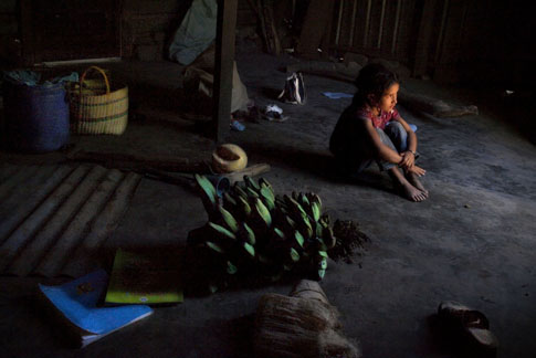 Sandra Yamileth Ramos, nieta de Mauricio Ramos, posa dentro de su antigua casa. El d&iacute;a de la tormenta el lodo la cubri&oacute; hasta la mitad y tuvieron que ser evacuados.