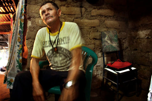 Segundo Sili&eacute;zar, de 59 a&ntilde;os, cuenta c&oacute;mo sus hijos m&aacute;s peque&ntilde;os se le colgaban de las piernas pidi&eacute;ndole comida aquel 7 de julio. Fotos Luis Vel&aacute;squez