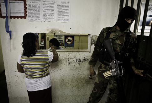 Una mujer accede al centro penal de Chalatenango para visitar a un familiar. Los accesos a los centros están controlados por las Fuerza Armada en un intento de cortar la entrada de ilícitos como drogas y teléfonos celulares y la salida de 