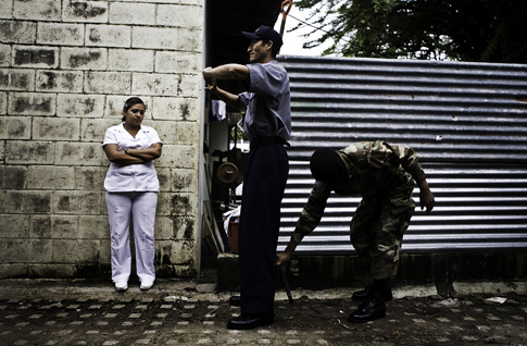 Un militar registra a un custodio de la Dirección General de Centros Penales, antes de que este acceda a la prisión de Chalatenango. Desde que el operativo inició ya se ha arrestado a un custodio que portaba drogas, chips y otros ilícitos al interior de s