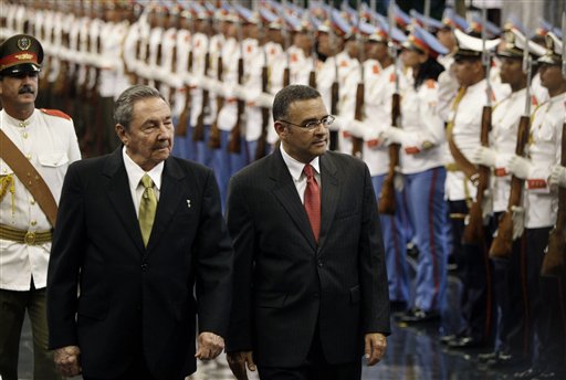 El presidente cubano Raúl Castro, izquierda, y su colega salvadoreño Mauricio Funes pasan revista a una guardia de honor durante la ceremonia de bienvenida a Funes en La Habana. Foto AP
