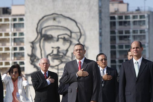 El presidente Mauricio Funes miembros del gabinete cantan el himno nacional en la plaza de La Revolución en La Habana. Foto Capres