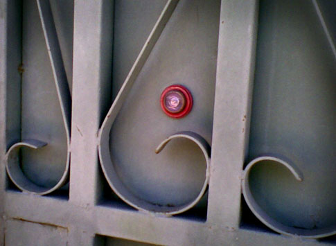 Una de las mirillas de tres mirillas en el portón de la casa de