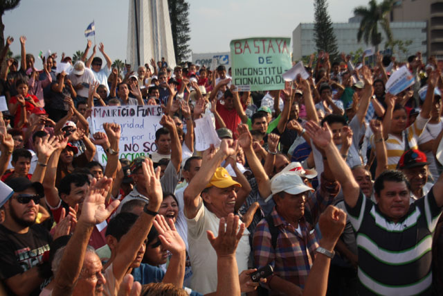 Manifestaci&oacute;n de unas 500 personas contra el decreto 743 del domingo 5 de junio en el monumento a El Salvador del Mundo de San Salvador. Foto Frederick Meza