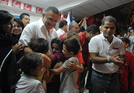 Óscar Ortiz, alcalde de Santa Tecla, a la derecha, durante un mitin de la campaña electoral de Mauricio Funes en San Juan Opico, La Libertad. Óscar Ortiz, alcalde de Santa Tecla, a la derecha, durante un mitin de la campaña electoral de Mauricio Funes en San Juan Opico, La Libertad.