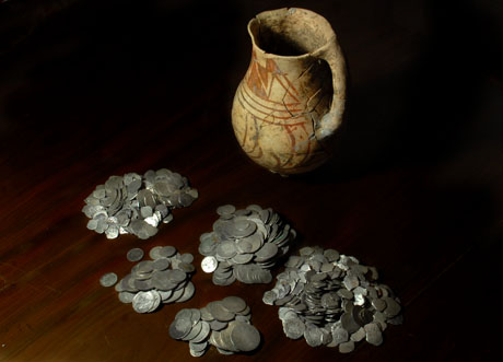 Estas son las 844 monedas de plata que un campesino encontr&oacute; dentro de esta vasija en el suelo de su casa, en un pueblo de Chalatenango.