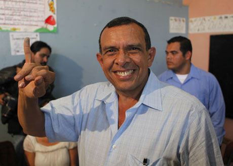 Porfirio Lobo, candidato del Partido Nacional, vota en Juticalpa, Honduras, el domingo 29 de noviembre de 2009. Foto AP