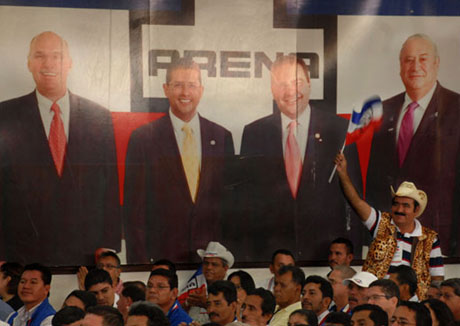 Osm&iacute;n Antonio Guzm&aacute;n, &ldquo;El Tigre&rdquo;, alcalde de Apaneca, ondea la bandera de su partido durante la convenci&oacute;n de su partido el 11 de octubre del presente a&ntilde;o. Foto Archivo
