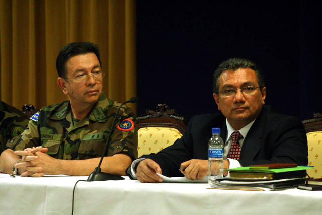 Manuel Melgar junto al ministro de Defensa,David Munguía Payés. Foto Frederick Meza. 